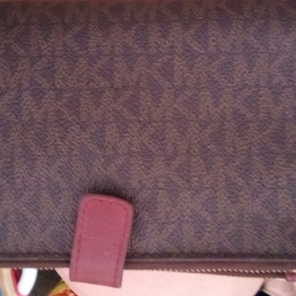 Michael Kors Wallet - Picture 3 of 4